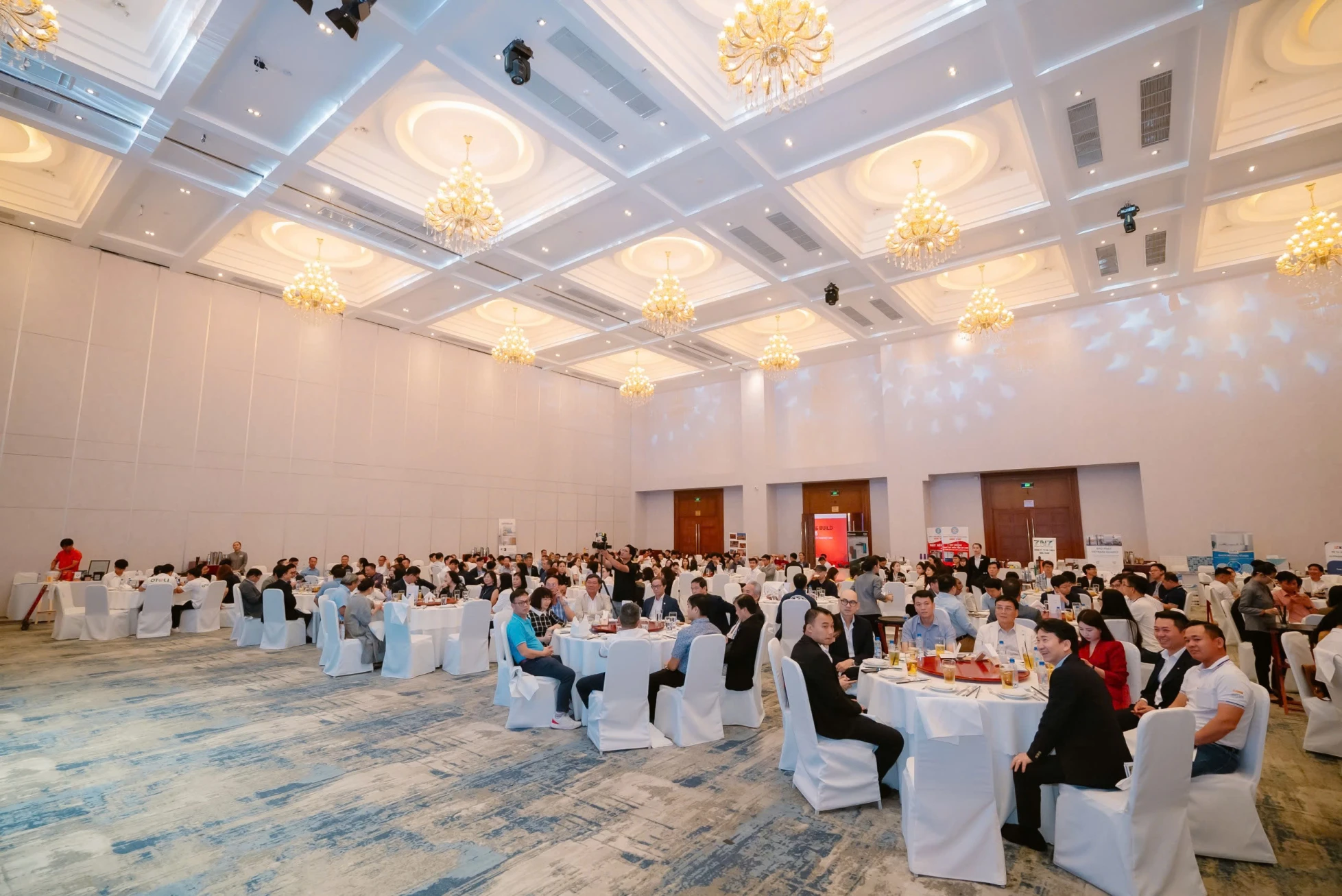 https://static.quochuyanhcorp.vn/21249/2025/Hoạt động SACA/Ngày Hội Kinh Doanh SBA 2025/z6459767031776_9592a0377969c712388b692a7fec4951.jpg
